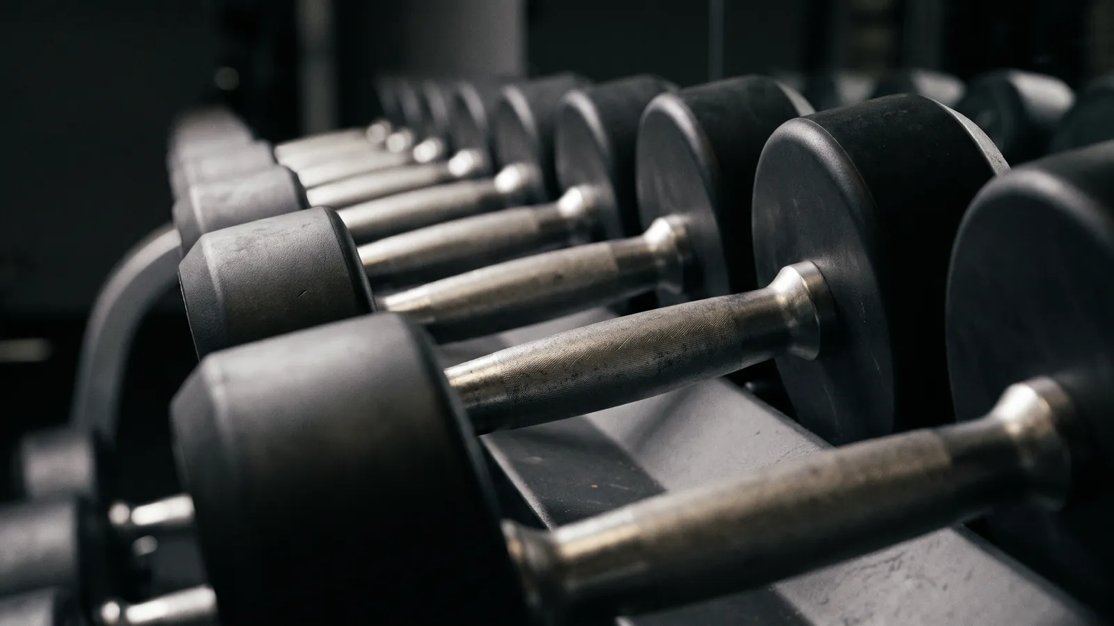 Person beim Indoor-Training auf einer Trainingsmatte zu Hause